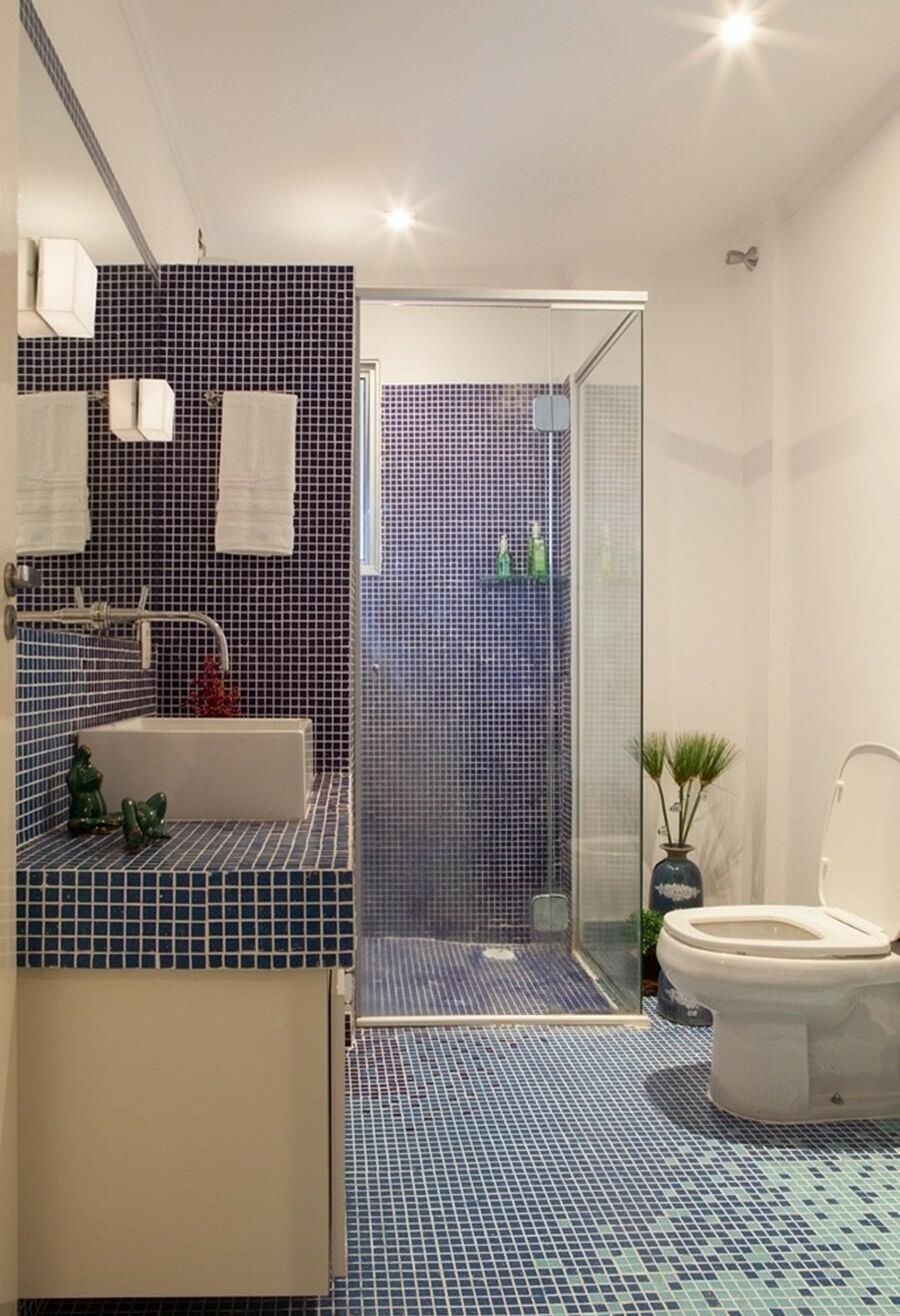 Banheiro revestido inteiramente com pastilhas. A escolha pelo azul é uma boa ideia. Fonte.