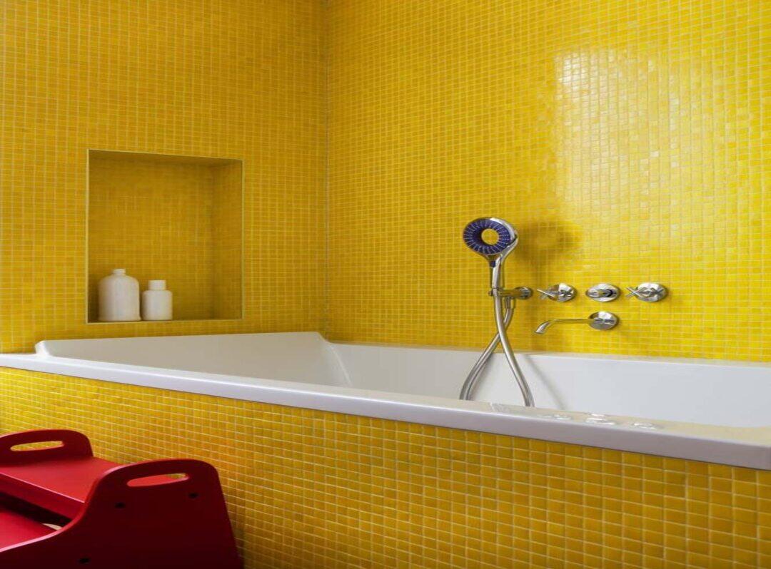 Banheiro com revestimento de pastilhas amarelas